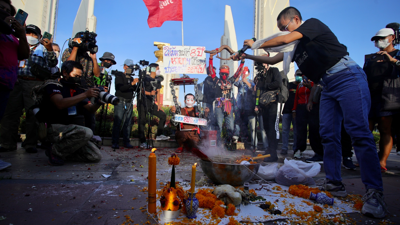 ม็อบเผาพริกเผาเกลือสาปแช่ง “บิ๊กตู่” ก่อนเดินเท้าไปปักหลักทำเนียบ