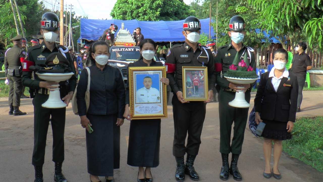 บีบหัวใจ เมียอุ้มลูกน้อยดูหน้าพ่อ ก่อนเผาศพ สห.เกิ้ล เหยื่อกระสุนรุ่นพี่