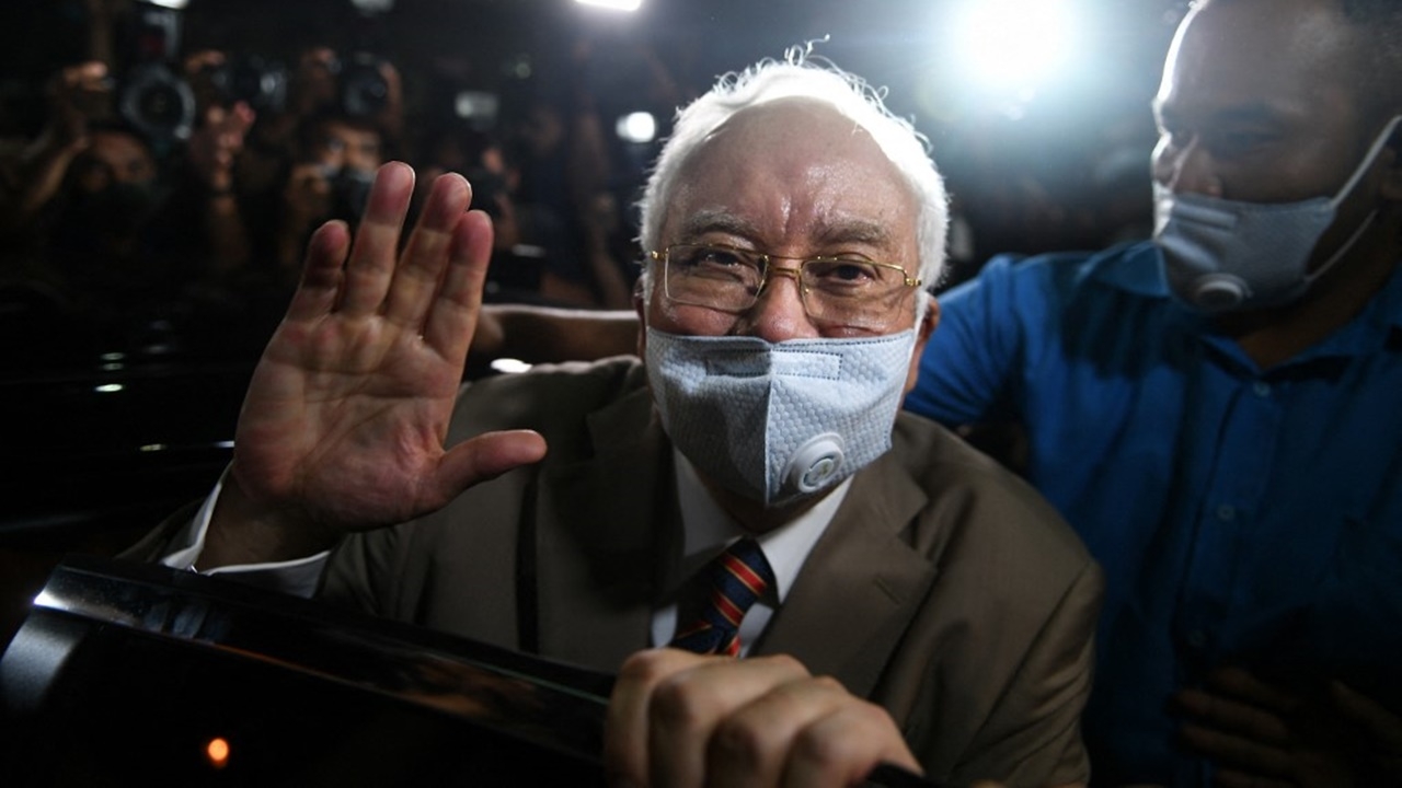 อุทธรณ์ไม่สำเร็จ นาจิบ ราซัค อดีตนายกฯ มาเลเซีย เข้าคุกรับโทษ 12 ปี