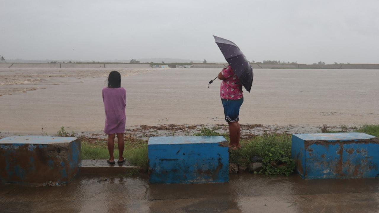 ฟิลิปปินส์อ่วม พายุ "หมาอ๊อน" พัดเข้า ทางการสั่งปิด ร.ร. สถานที่ราชการ เจ็บ 2 ราย 