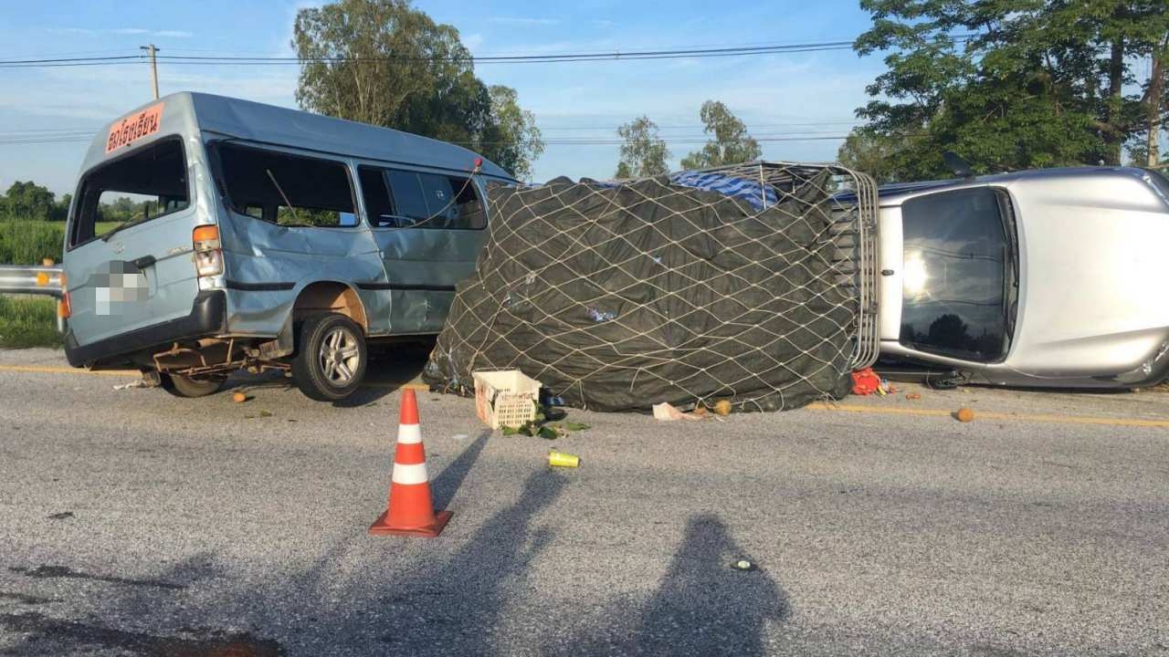 กระบะยางแตกเสียหลักชนรถรับส่งนักเรียนใกล้เขาน้ำสุด อ.พรหมพิราม เจ็บ 4 