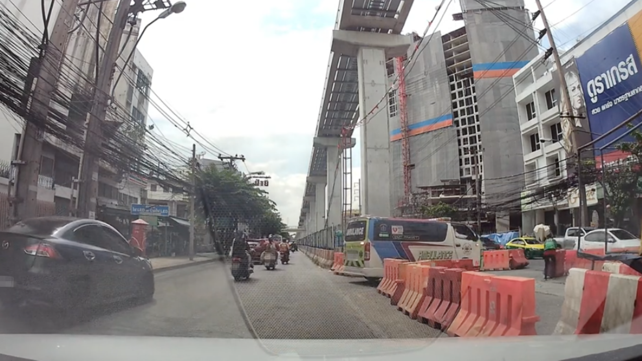 น้ำใจไรเดอร์ ขยับแบริเออร์ให้รถกู้ภัย พาคนเจ็บส่งโรงพยาบาล (คลิป)