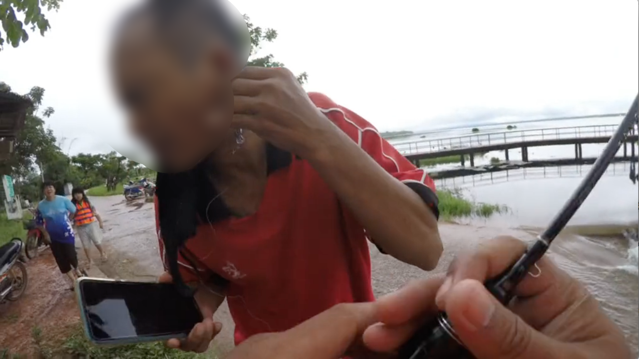 หวาดเสียว คนตกปลาเหวี่ยงเบ็ด พลาดเกี่ยวหูคนอยู่ใกล้ พยายามเอาออกเองไม่สำเร็จ