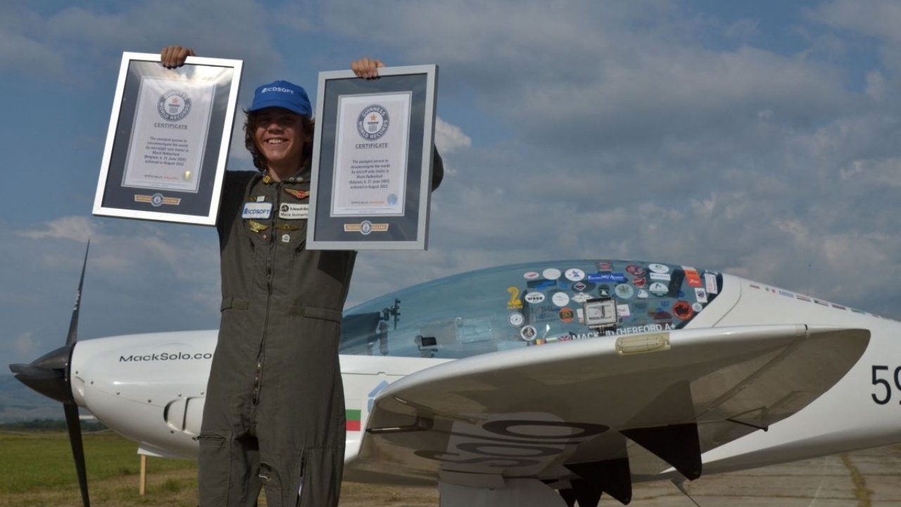 สุดทึ่ง นักบินอายุ 17 สร้างสถิติกินเนสส์ฯ อายุน้อยที่สุดบินเดี่ยวรอบโลกสำเร็จ
