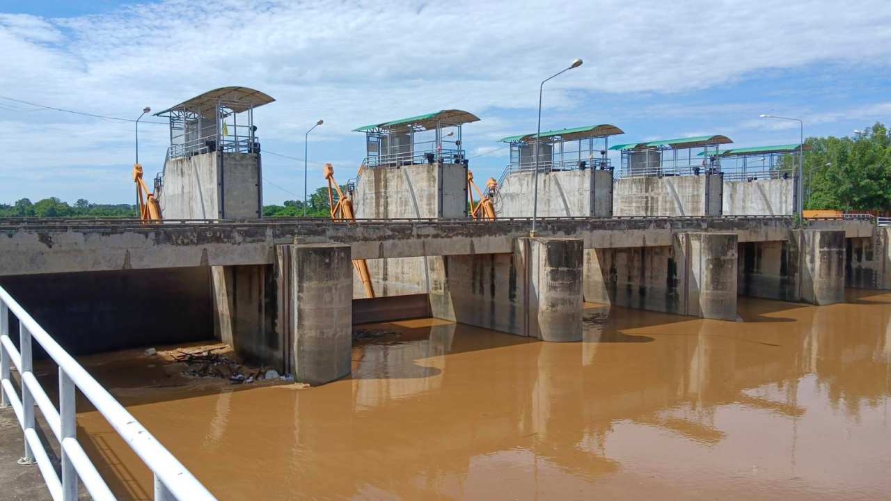 ประตูฯ บ้านหาดสะพานจันทร์ เปิดสุด 3 บานระบาย รอรับน้ำเหนือจากแพร่เย็นนี้