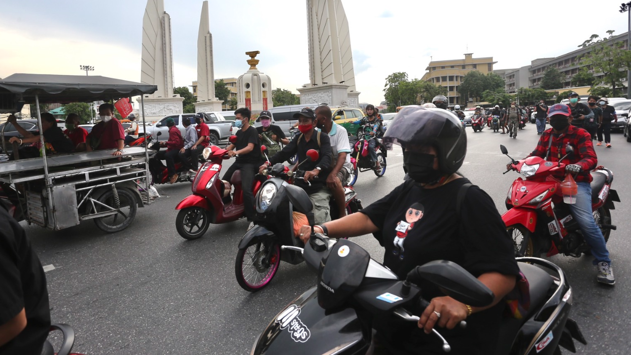 ม็อบเคลื่อนรวมตัวกันที่แยกนางเลิ้ง ย้ำ ไม่เอาประยุทธ์ ไม่เอาประวิตร