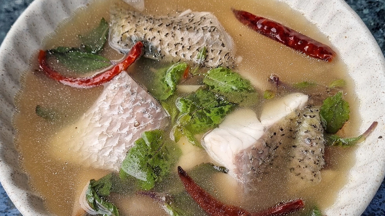 เคล็ดลับความอร่อยของเมนู “ต้มซ่าปลากะพง” ร้านท่าอรุณ