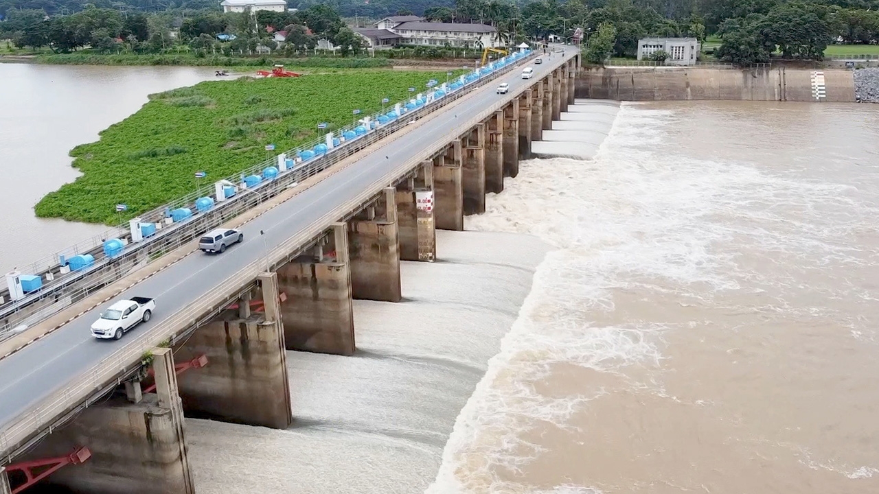 เฝ้าระวังพิษฝน ริมเจ้าพระยา เสริม "พนังกั้น" ป้องนํ้าบ่าท่วม 3 จังหวัดท้ายเขื่อน