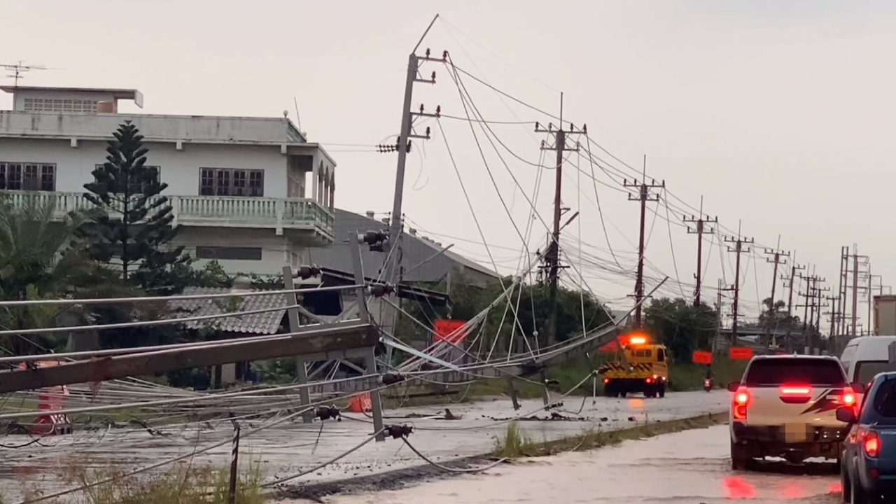 "ฉะเชิงเทรา" พายุฝนถล่ม ถนน 304 เสาไฟโค่น 37 ต้น ไฟดับวงกว้าง-รถติดยาว