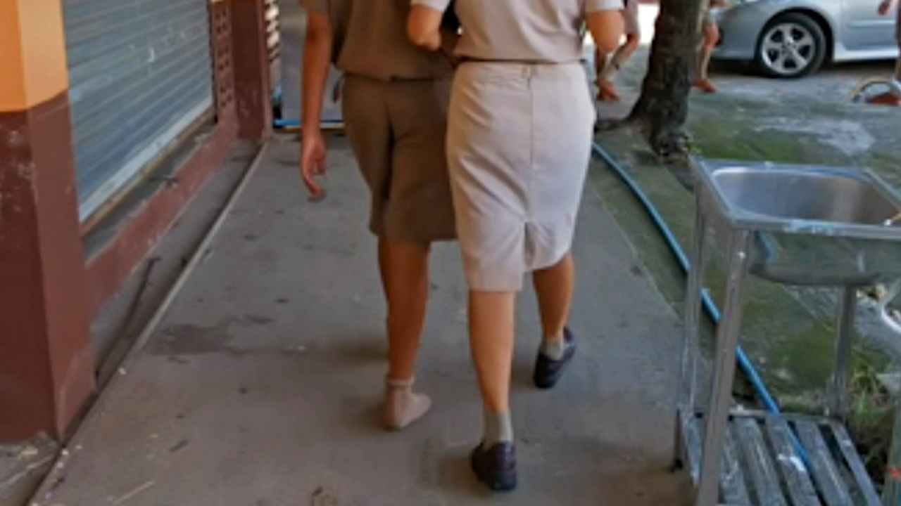 แชร์ว่อน คลิปครูโรงเรียนดัง ตบหน้านักเรียน ม.2 เหตุลงโทษจอดรถผิดที่