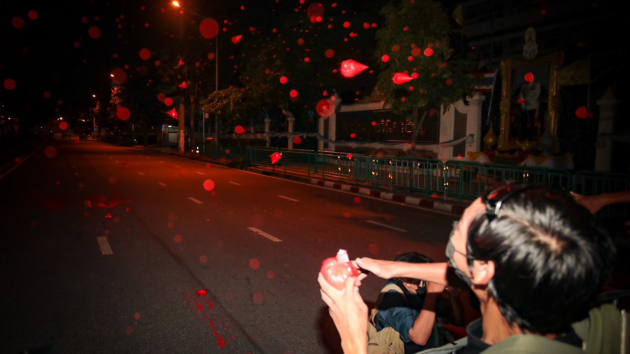 ม็อบพยายามปาถุงสีใส่ คฝ. ก่อนประกาศยุติชุมนุมแยกย้ายไปแยกยมราช