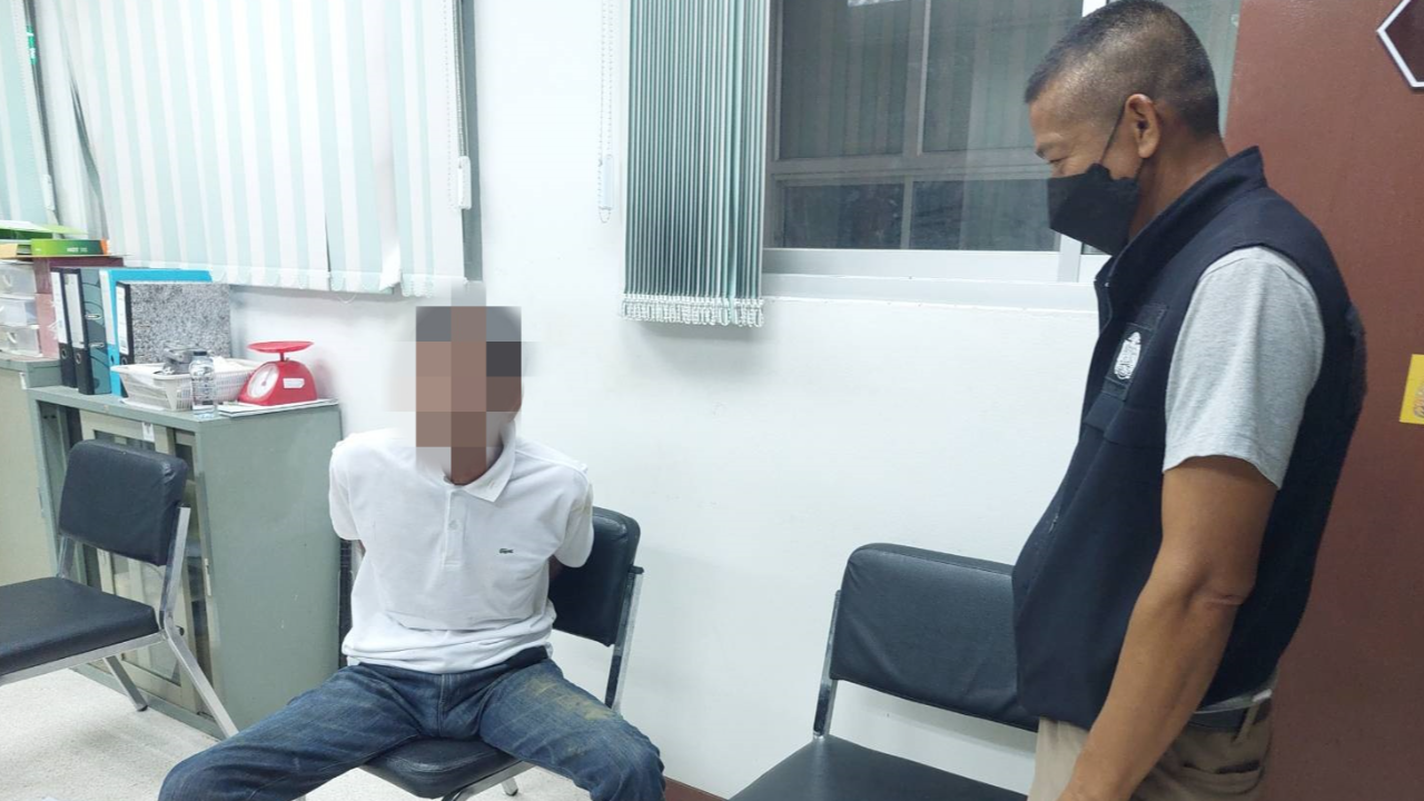 รวบหนุ่มใหญ่ เมาควงปืนบุกบ้าน ผญบ.-ไล่ยิง ผช.คาดฉุนเรื่องบาดหมางในอดีต