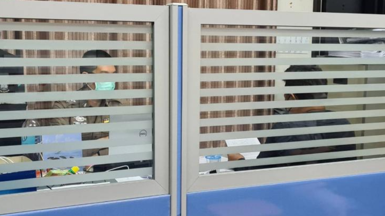 "ผช.เลขา ศอ.บต." ดอดมอบตัว หลังโดนหมายจับ เอี่ยวฟอกเงินเว็บพนันออนไลน์