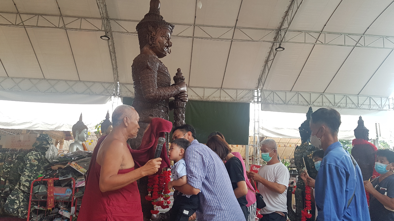 คอหวยร่วมพิธีอัญเชิญ "ท้าวเวสสุวรรณ" องค์ใหม่ รุมส่องเลขเด็ดหางประทัด