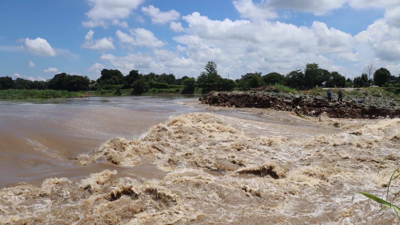 จนท.เร่งซ่อมฝายกั้นแม่น้ำปิง โครงการส่งน้ำฯ วังบัวแตกยาว 40 ม.หลังฝนถล่ม