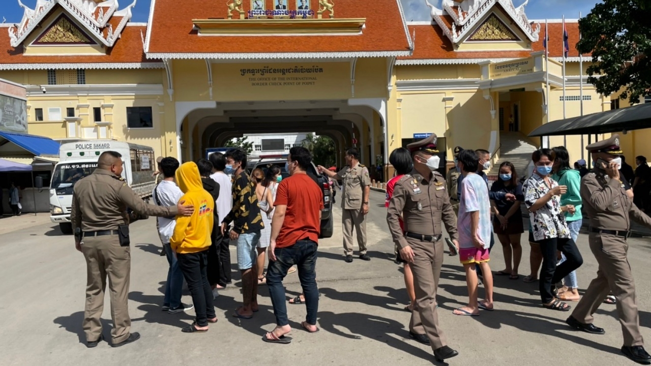 "บิ๊กโจ๊ก" ช่วย 16 คนไทยกลับปท. หลังถูกหลอกร่วมแก๊งคอลเซ็นเตอร์ในเขมร