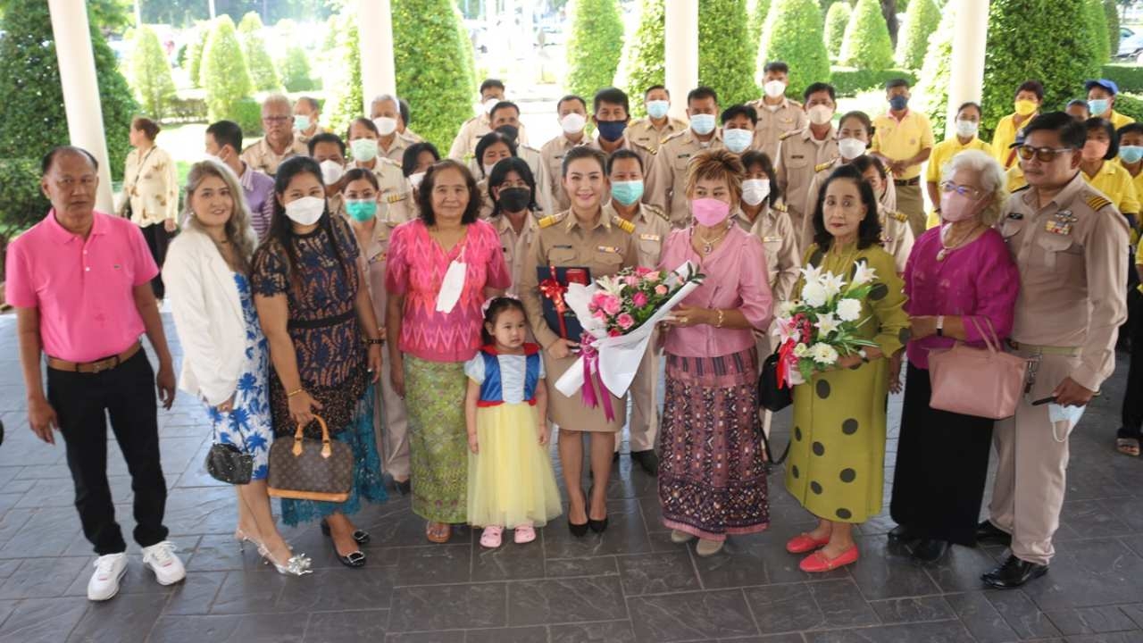 ชาวบ้านแห่กลองยาว พากำนันหญิงวัย 30 ของ ต.หัวรอ รับรางวัลแหนบทองคำปี 65