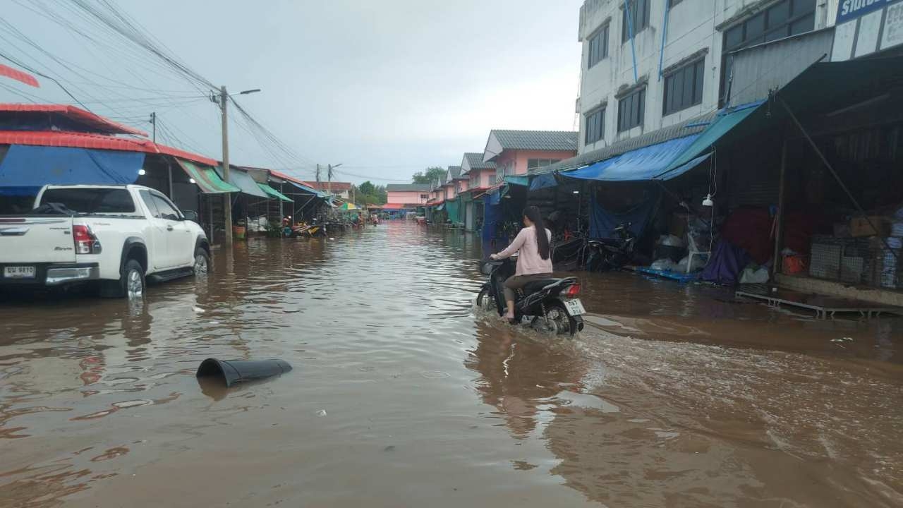 น้ำท่วมตลาดโรงเกลือหลังฝนกระหน่ำสระแก้วช่วงบ่าย แล้วท่อตันระบายไม่ทัน