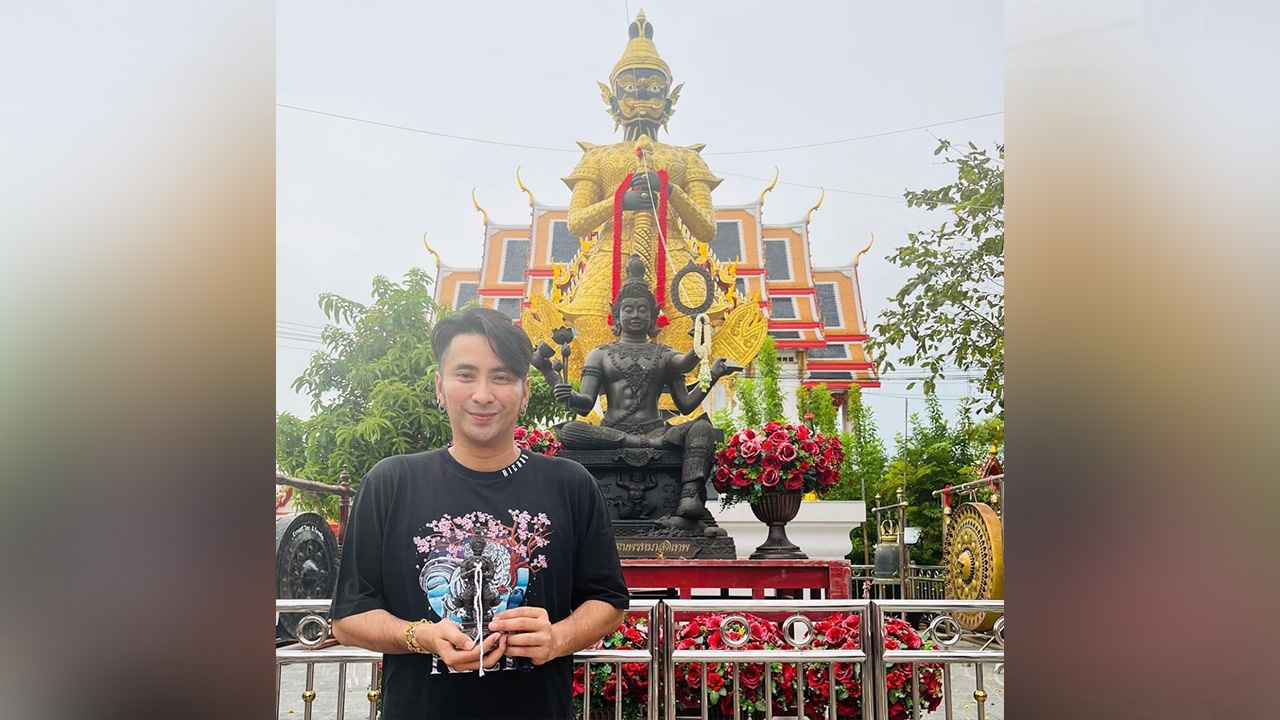 คอหวยรีบหาซื้อ บอล เชิญยิ้ม แวะขอพรท้าวเวสสุวรรณ พร้อมให้เลขเด็ด 3 ตัวตรง