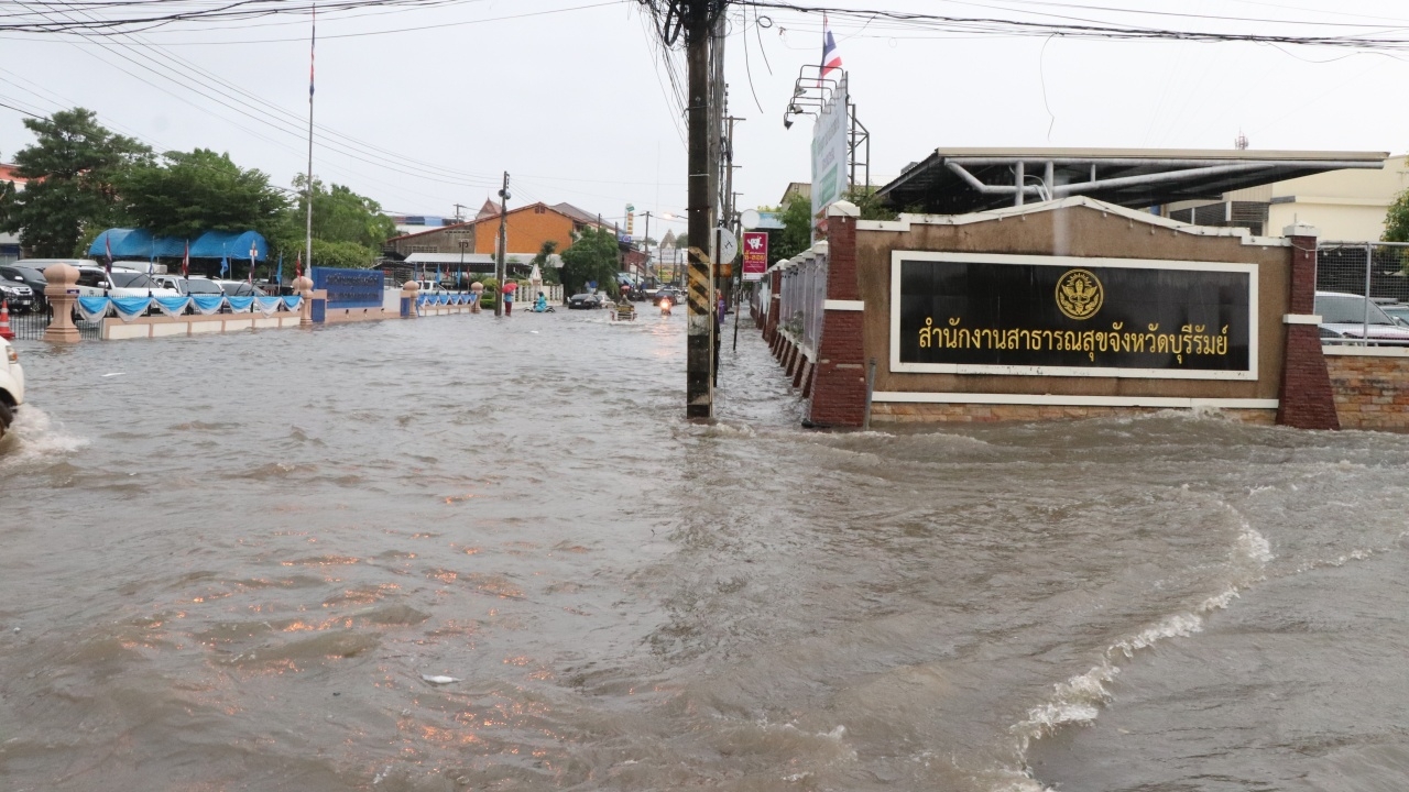 บุรีรัมย์อ่วม ฝนกระหน่ำหนัก น้ำท่วมถนนหลายสาย หนักสุดในรอบหลายปี