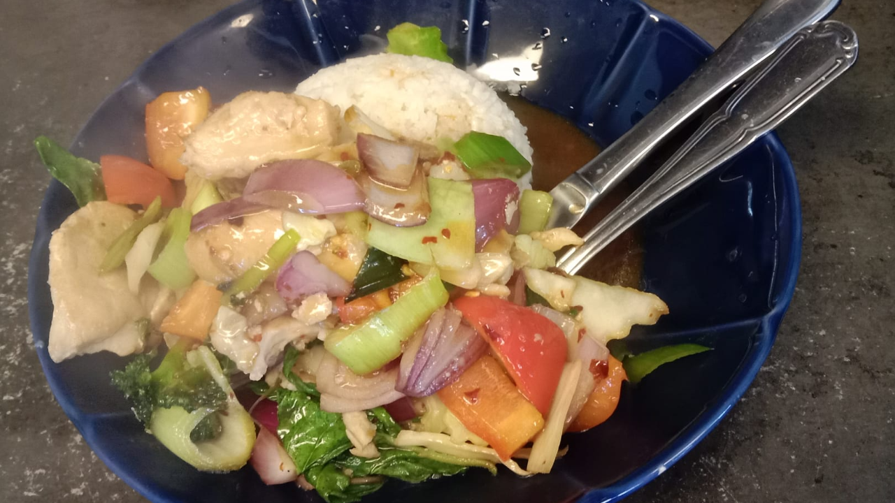 เรื่องกินเรื่องใหญ่ สถานทูตสวีเดน โพสต์ "เค้าขอโทษ" ปมผัดกะเพราผักรวมมิตร