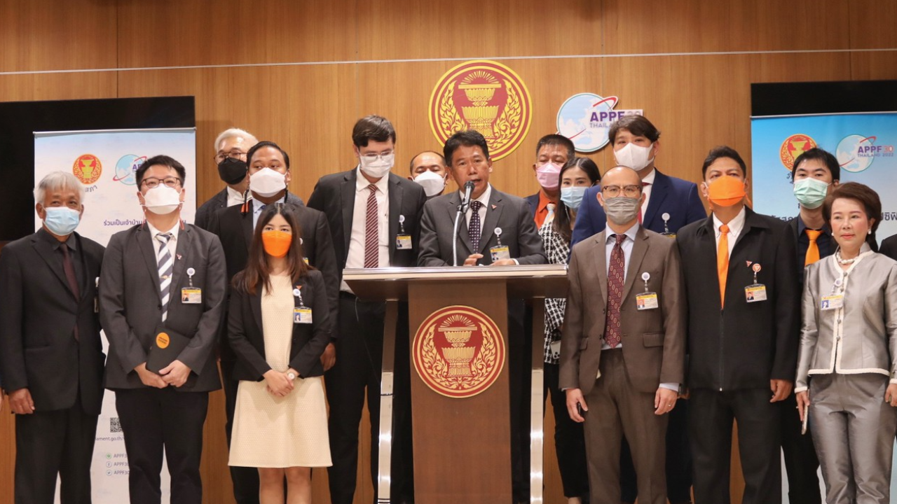 ก้าวไกล เปิดชื่อ “ส.ว.ธานี-น้องบิ๊กป้อม” เอี่ยวฝาก ส.ต.ท.หญิง นั่งที่ปรึกษา กมธ.