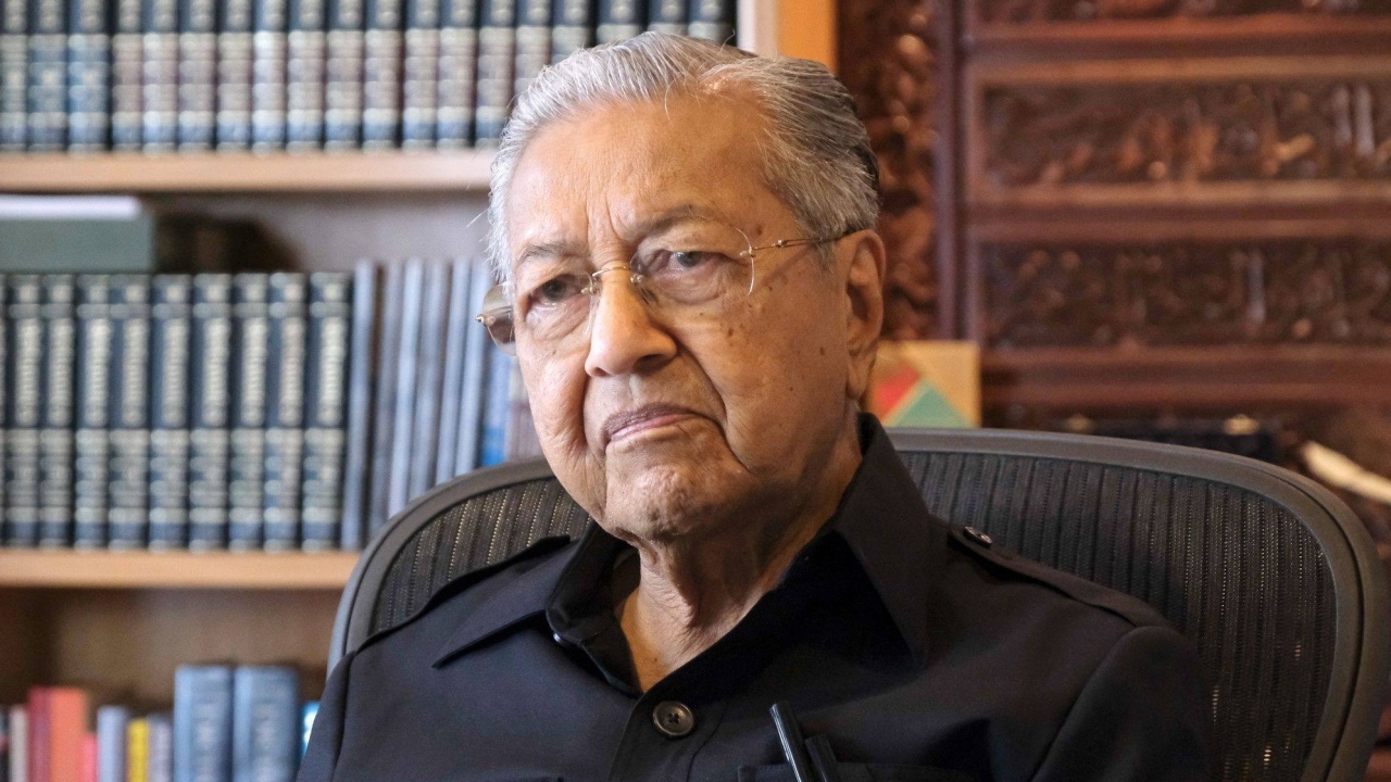 "มหาเธร์" อดีตนายกฯ มาเลเซีย เข้า รพ. ติดเชื้อโควิด-19