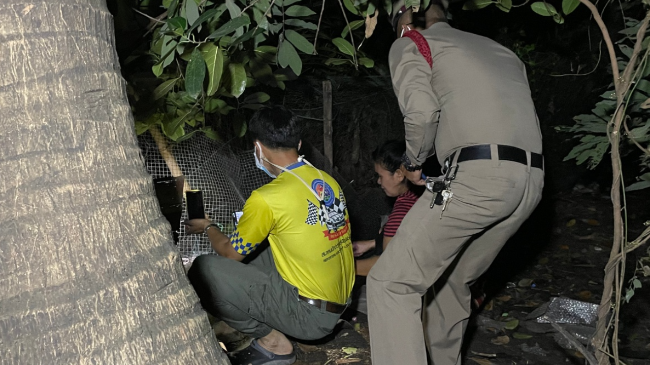 ลุงล้อมคอกขึงลวดปล่อยกระแสไฟฟ้ากันสัตว์กัดไก่ ล้มขาพาด โดนช็อตดับ