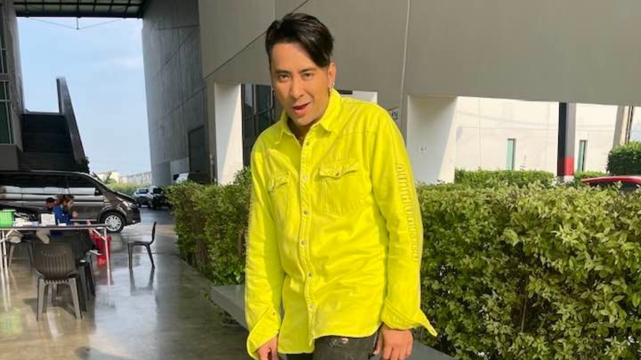 บอล เชิญยิ้ม อาบน้ำมนต์-ไหว้หลวงปู่ พร้อมแบ่งปันเลขจากหางประทัด