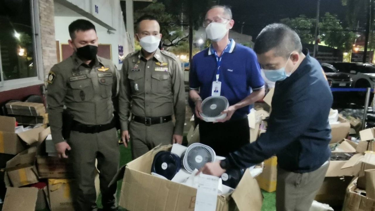ตำรวจบุกทลายโกดัง "พัดลมฮาตาริปลอม" ของกลางเพียบ มูลค่า 10 ล้าน