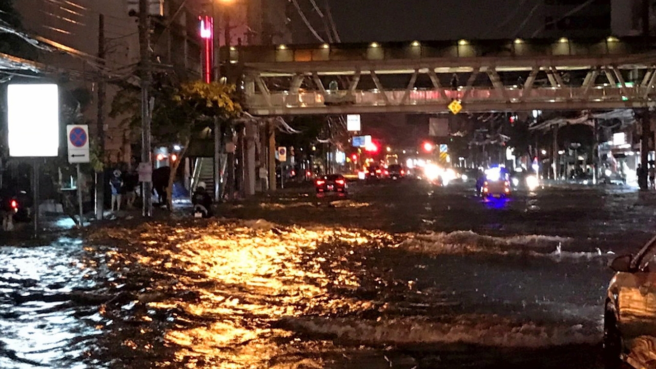 เจ้าพระยาจ่อล้น ทหารช่วยกทม. "บิ๊กป้อม" รักษาการนายกฯ ยกหูคุย "ชัชชาติ" 