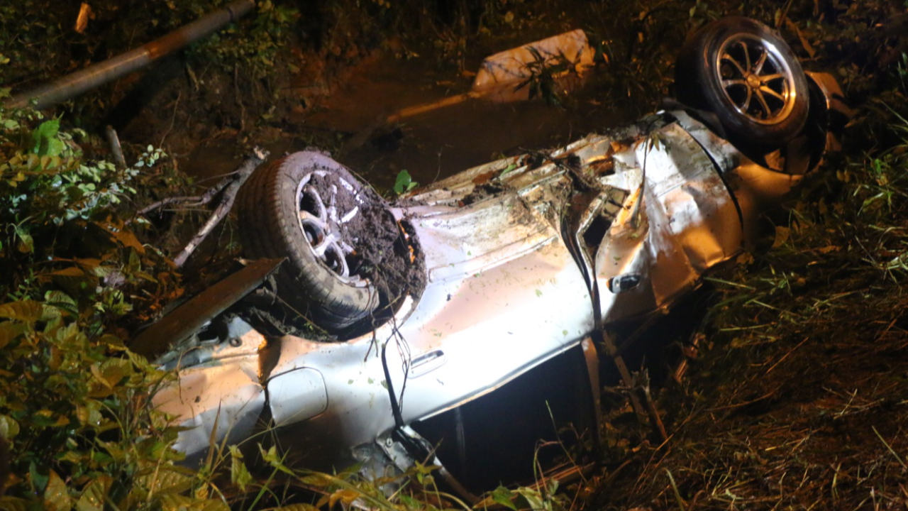 รถเก๋งบรรทุกเกิน ยัดแรงงานพม่ามา 13 คน คว่ำตาย 4 บาดเจ็บ 9