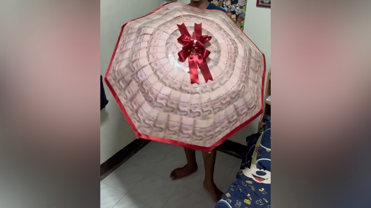 กลัวเธอจะร้อน หนุ่มทำร่มจากธนบัตรให้แฟนสาว เป็นของขวัญวันรับปริญญา