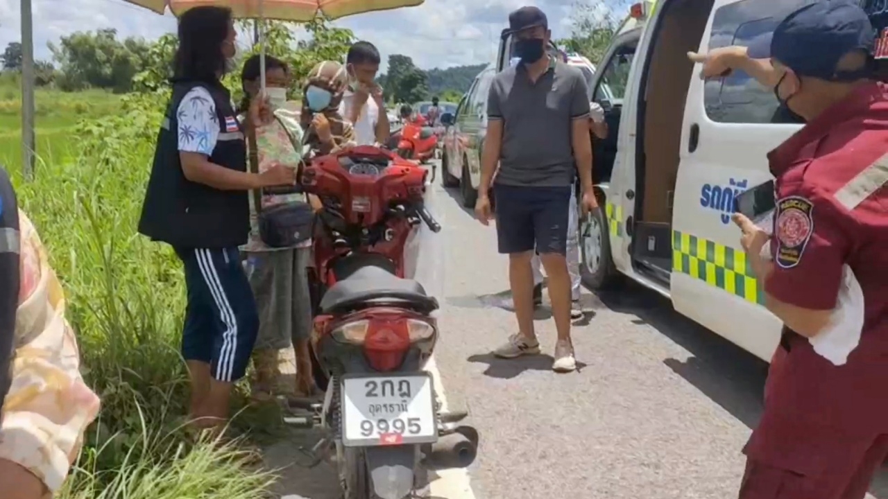 สลด นร.หญิง ขี่จยย.จะไปร.ร. ก้มหน้าเล่นมือถือ ข้ามเลนชนปิกอัพดับคาที่