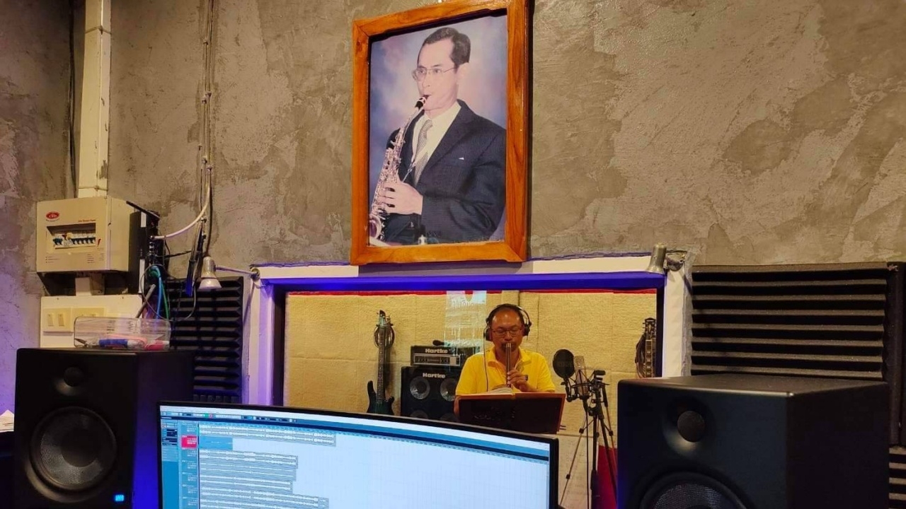 "ครูบี" สุดเจ๋ง 8 ชม. บันทึก 48 เพลงพระราชนิพนธ์ ด้วยขลุ่ยนุ่มละมุล
