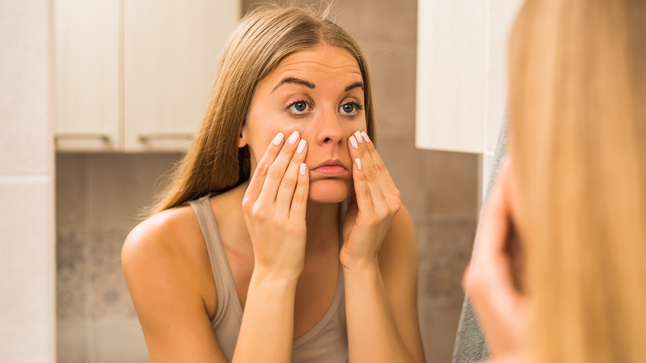 เชื่อหรือไม่ ใต้ตาดำส่งผลชีวิตให้มีอุปสรรค การเงินติดขัด