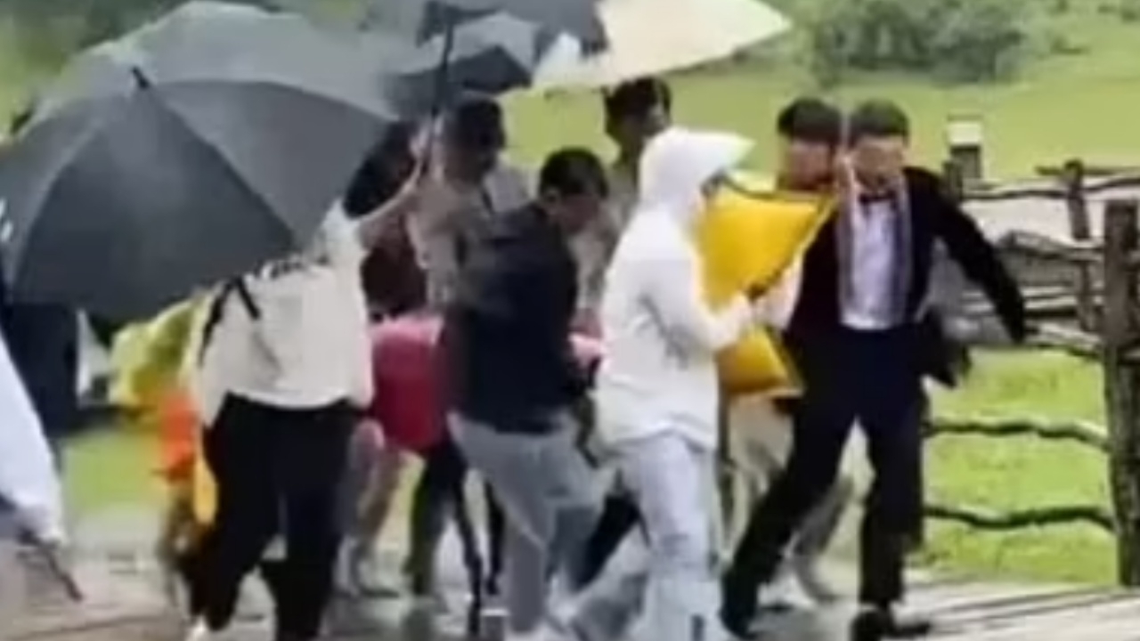 สุดเศร้า เจ้าบ่าวโดนฟ้าผ่าตาย ขณะถ่ายรูปพรีเวดดิ้งที่ภูเขาหิมะมังกรหยก