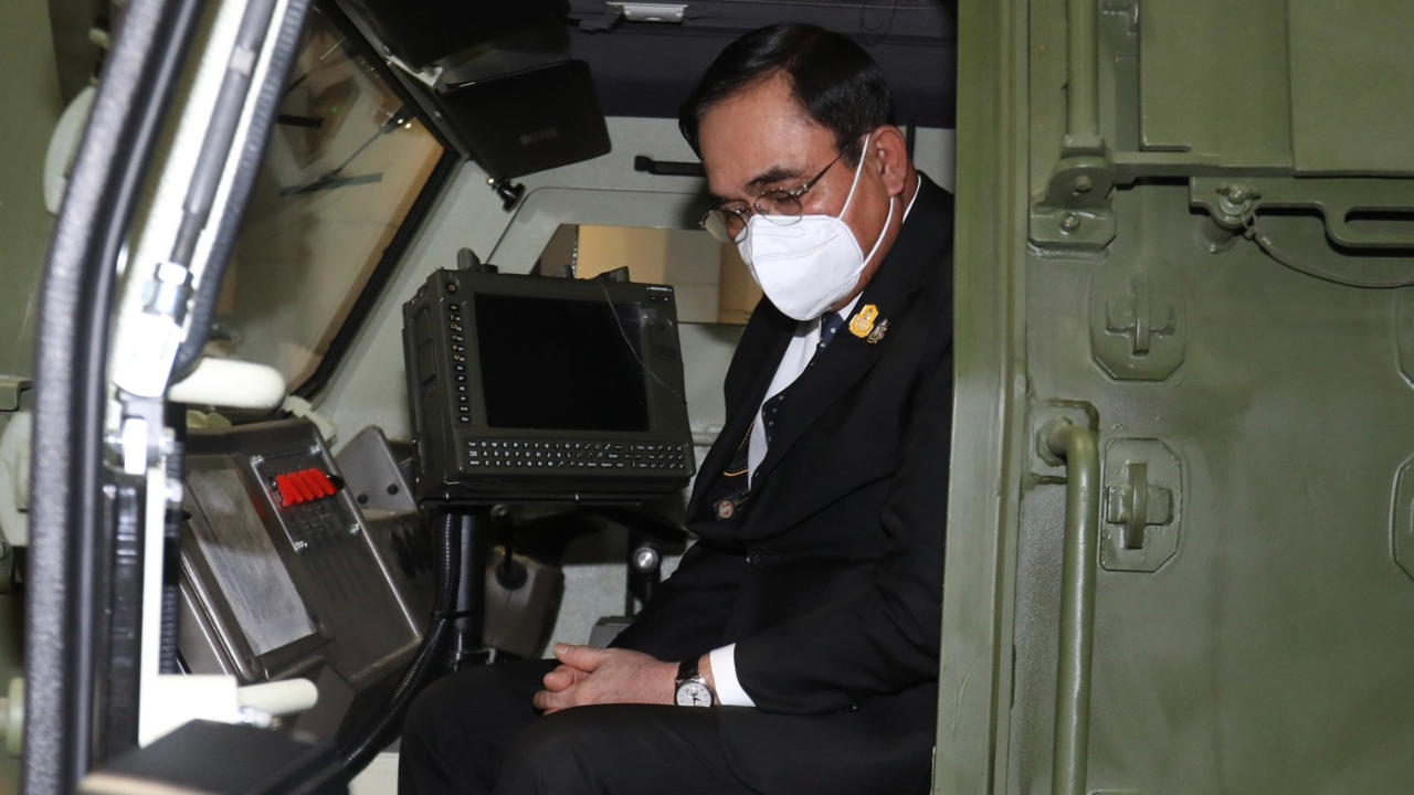 "ประยุทธ์" ขับรถปืนใหญ่-เล็งปืนเล็กสั้น พูดติดตลก เลิก M4 ซื้อรุ่นนี้ดีไหม