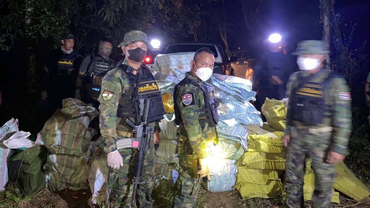 นรข.เชียงราย สกัดจับยานรกลอตมหึมา ซุกริมโขง คนร้ายหนีรอดตามเคย