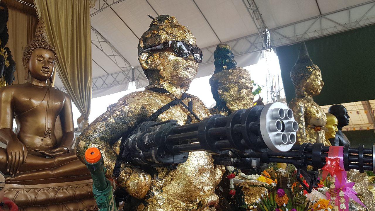 คอหวยมาพร้อมความหวัง ขอเลขเด็ด "กุมารทองจุกดำ" ลุ้นโชคงวด 1/9/65