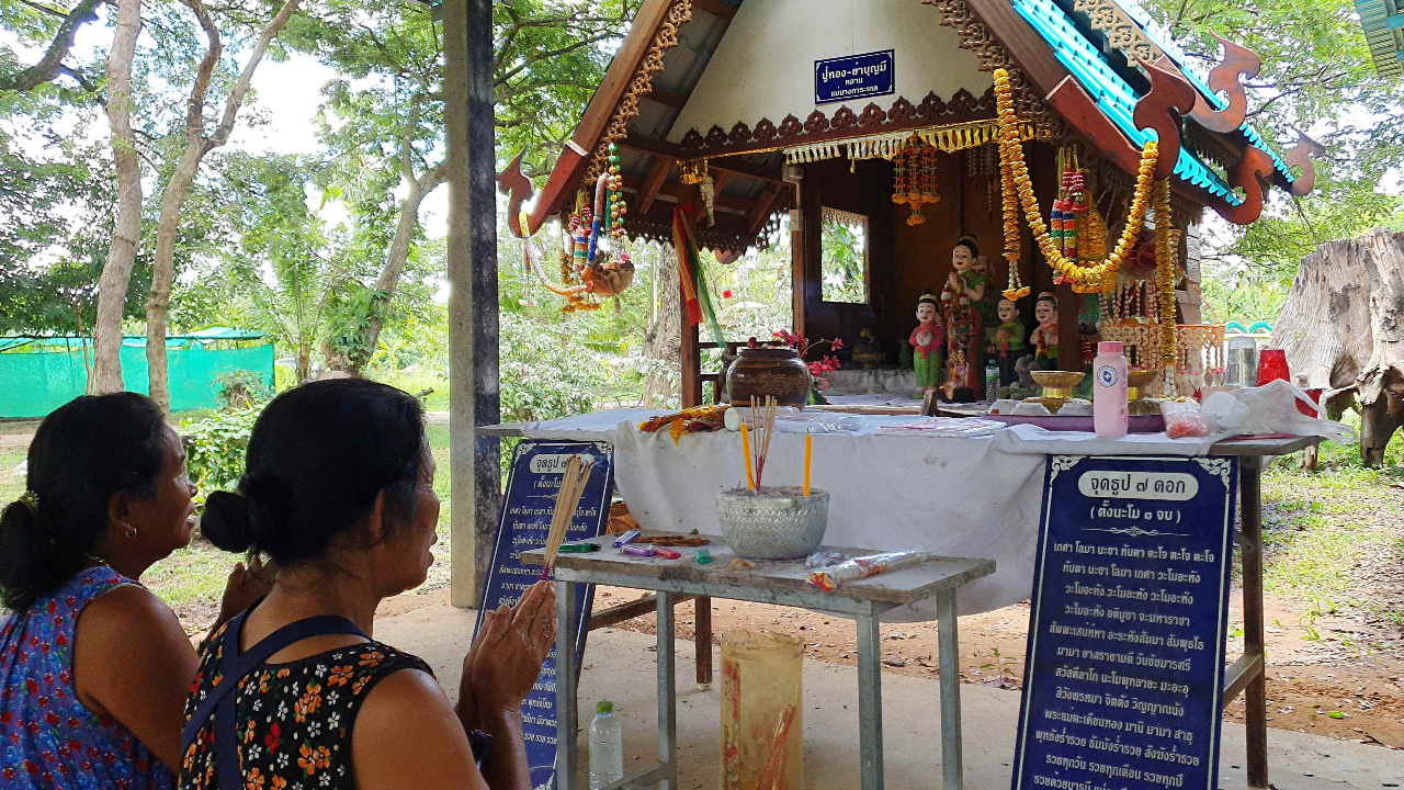 ชาวบ้านขอ "เลขเด็ด" ครอบครัวปู่ย่าตะเคียนทอง เชื่อให้โชคงวด 1/9/65