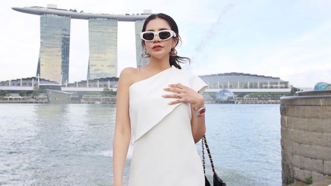 ใบเตย อาร์สยาม บอกเหตุผลที่ไปเที่ยวสิงคโปร์ ท่ามกลางมรสุมที่รายล้อม