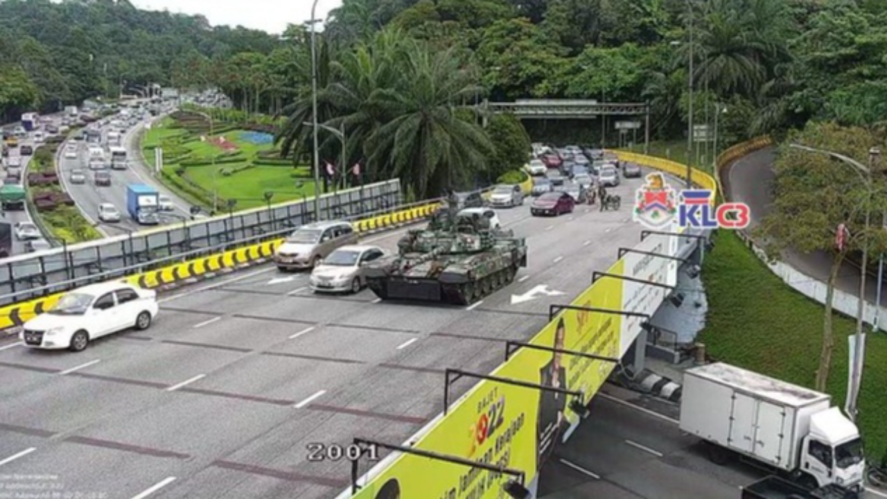 รถถังมาเลเซีย จอดเสียกลางถนนทำรถติดหนักกัวลาลัมเปอร์ กองทัพแถลงขอโทษ