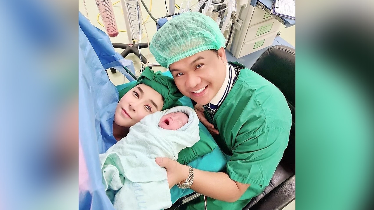 ใหม่ สุคนธวา คลอดลูกคนที่ 2 ตั้งชื่อลูกสาว น้องชีต้าร์ แฟนๆ ร่วมยินดี