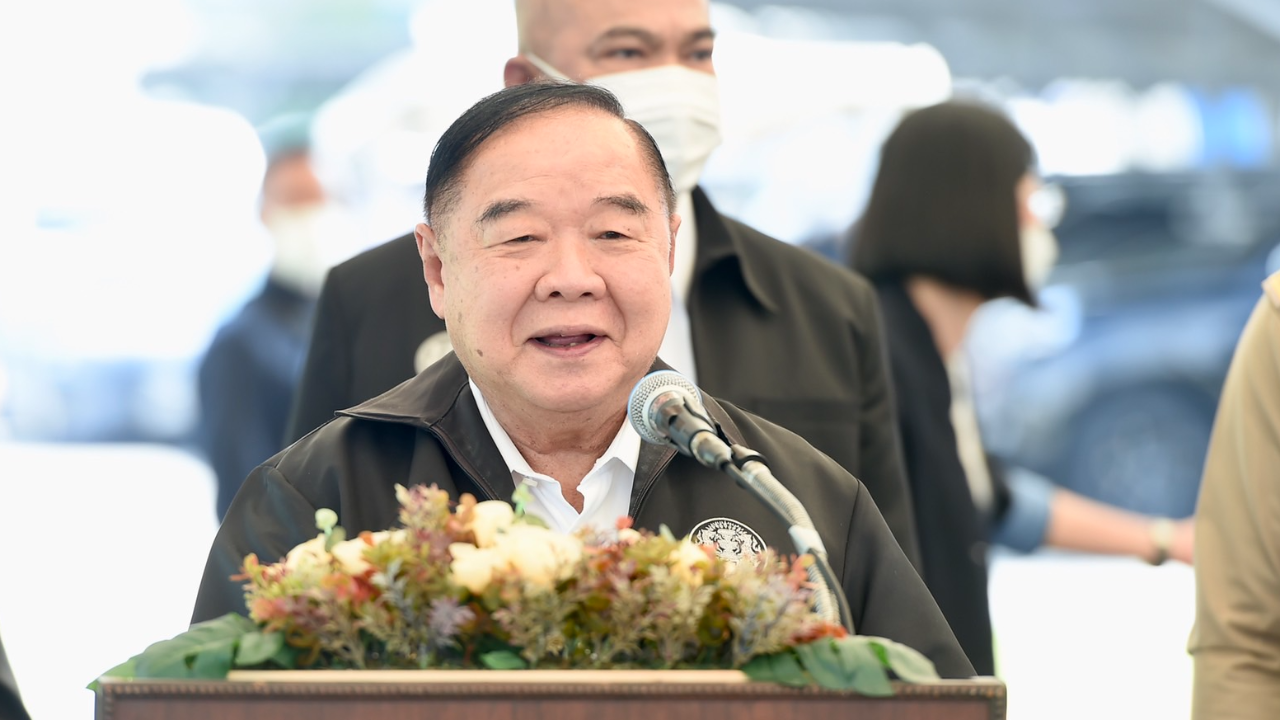 “บิ๊กป้อม” บอกสาวขอหอมแก้มเป็นแรงหนุน พปชร. ว่ากันไป 2 น้องชายถูกเรียกสอบ