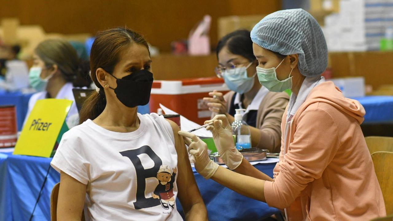 สธ. ย้ำวัคซีนโควิดเข็มกระตุ้นป้องป่วยหนัก-เสียชีวิตสูงกว่า 80% นาน 6 เดือน