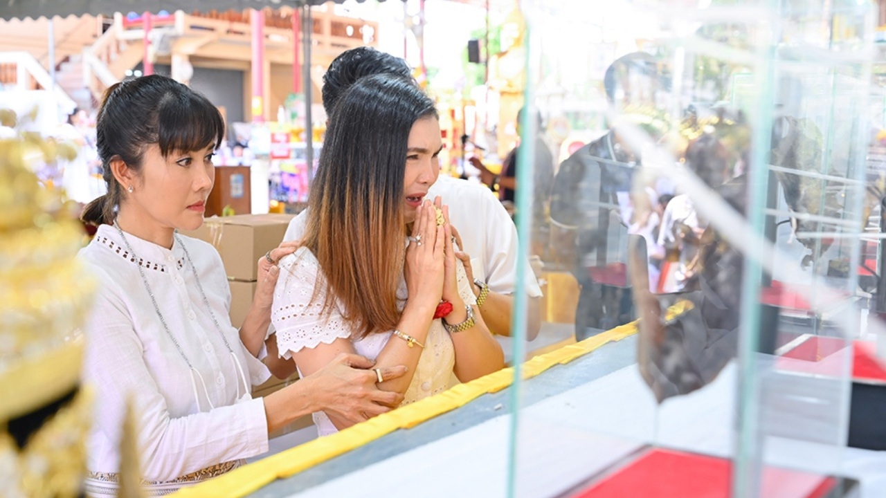 ฝน ธนสุนทร ร้องไห้กลางงานบวงสรวงหนังหน้าครู เผยเลขเด็ดจากลูกปิงปอง