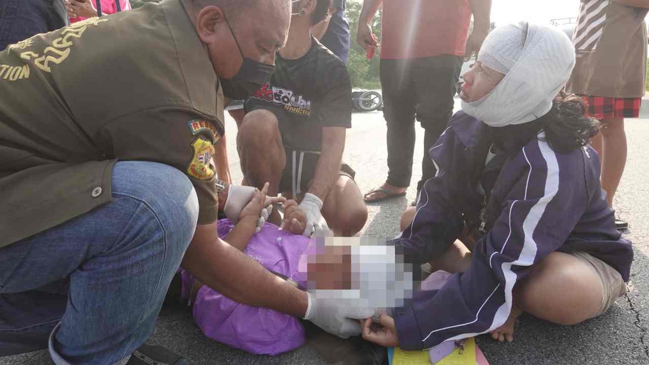 แม่ร้องไห้ กอดลูก พูดแต่ขอโทษทำให้เจ็บ ขี่ จยย. เปลี่ยนเลนเฉี่ยวกระบะ