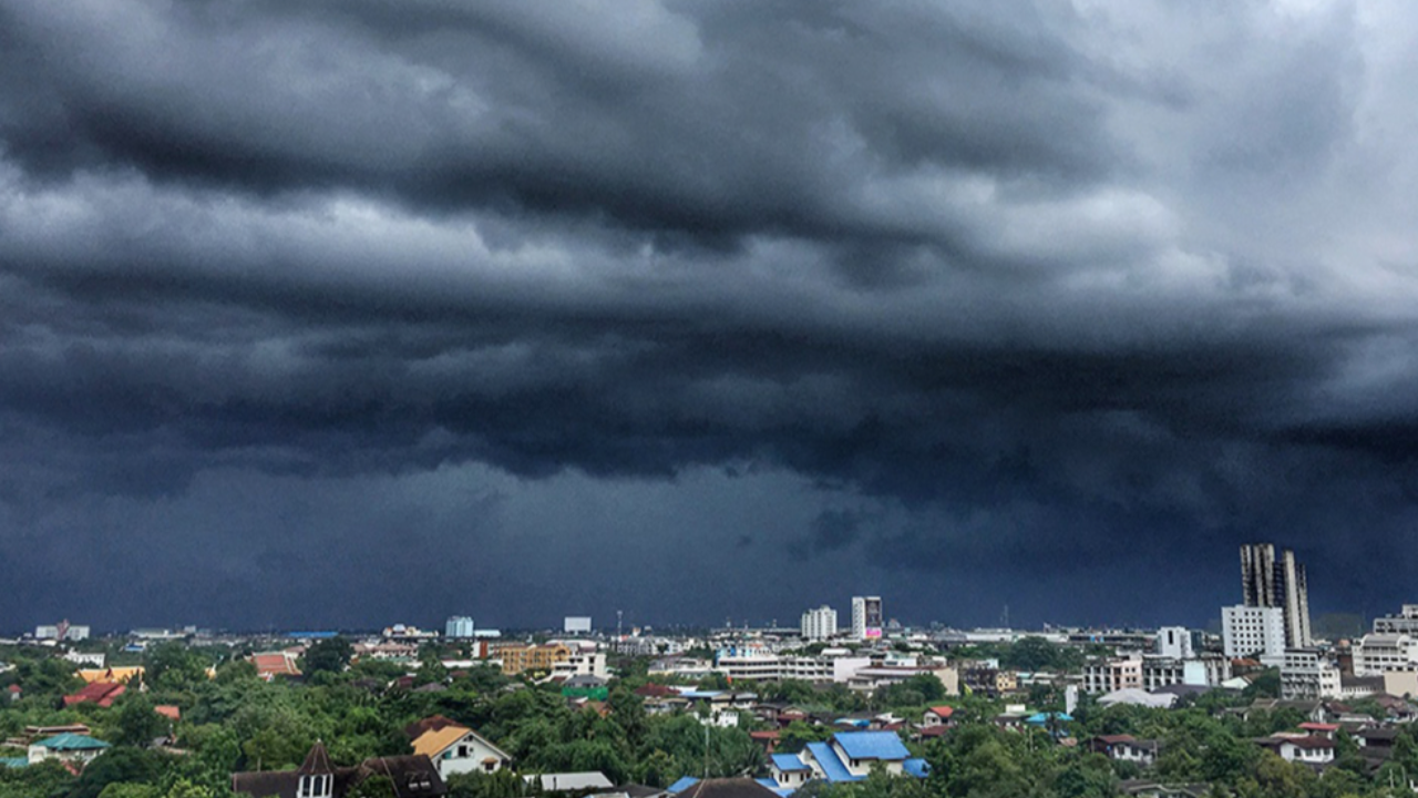 สภาพอากาศวันนี้ "ฝนถล่มวันศุกร์แห่งชาติ" เตือน กทม.-52 จว.เตรียมรับมือ