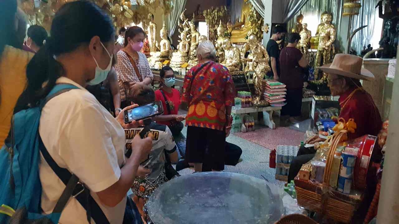 ใกล้หวยออก นักเสี่ยงโชคแห่ส่องเลขเด็ด อ่างน้ำมนต์ "ตาทองงิ้วราย" 